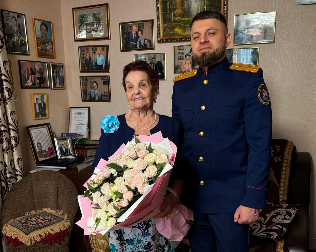 Ставропольские следователи поздравили ветерана со 100-летним юбилеем