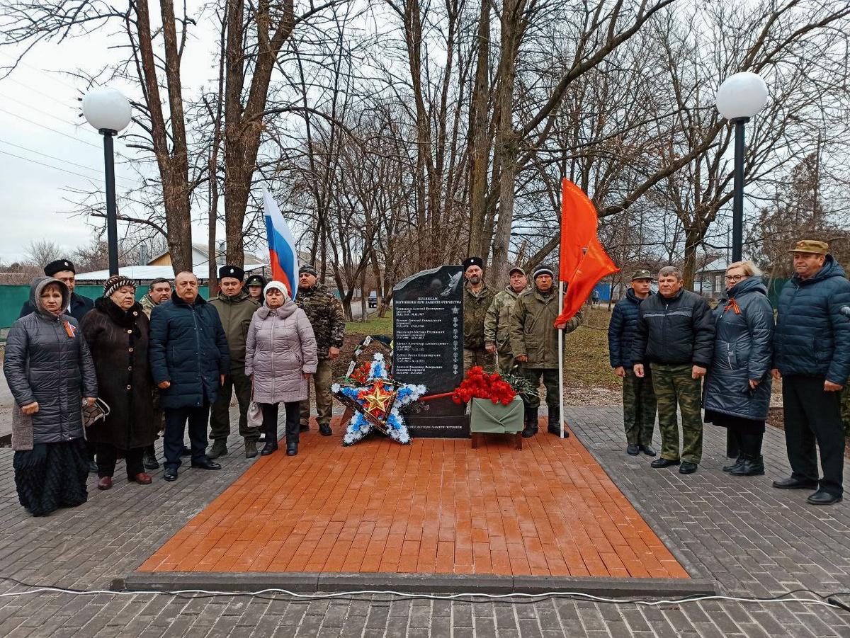 В Кировском округе открыли памятник погибшим участникам боевых действий