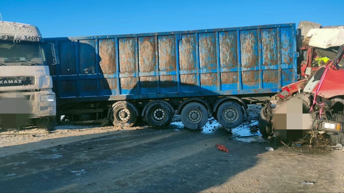 Три фуры и легковой автомобиль столкнулись на трассе в Андроповском округе