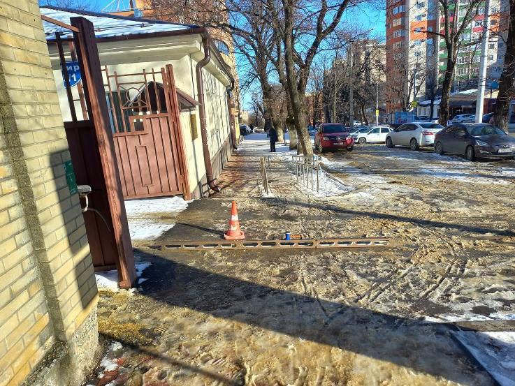 Водитель иномарки в Ставрополе задом выезжая из двора сбила пенсионерку