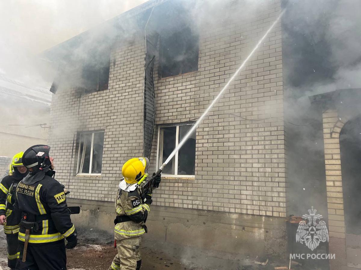 В поселке Демино огнеборцы ликвидируют пожар в частном доме