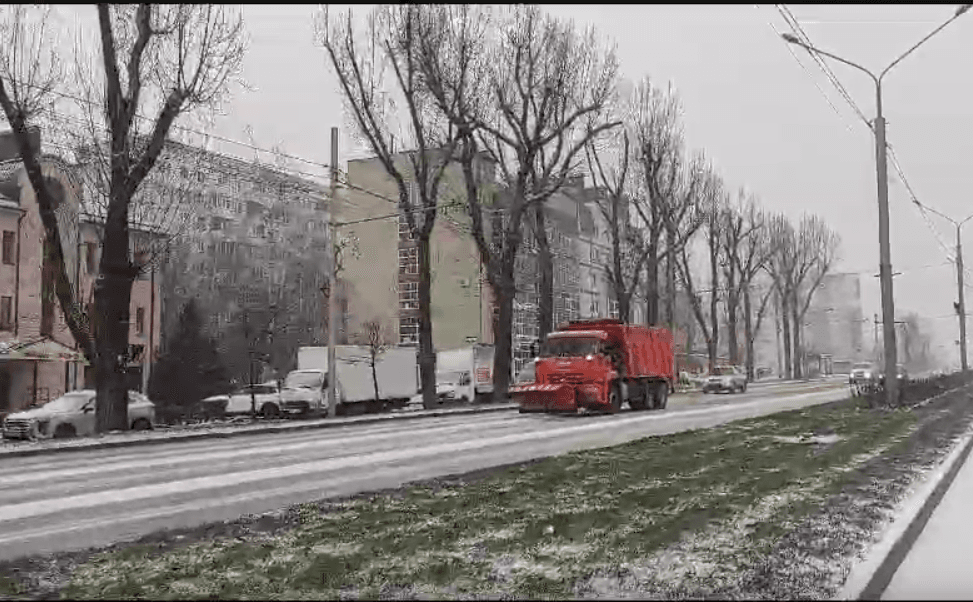 До часа пик во всех трех районах Ставрополя посыпали дороги песко-соляной смесью