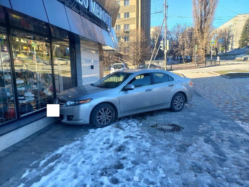 В Ставрополе водитель иномарки потерял сознание и протаранил фасад магазина