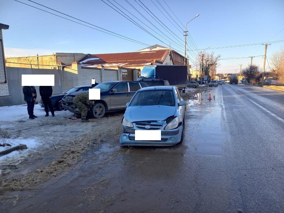В Ставрополе столкнулись две иномарки из-за нарушения правил разворота