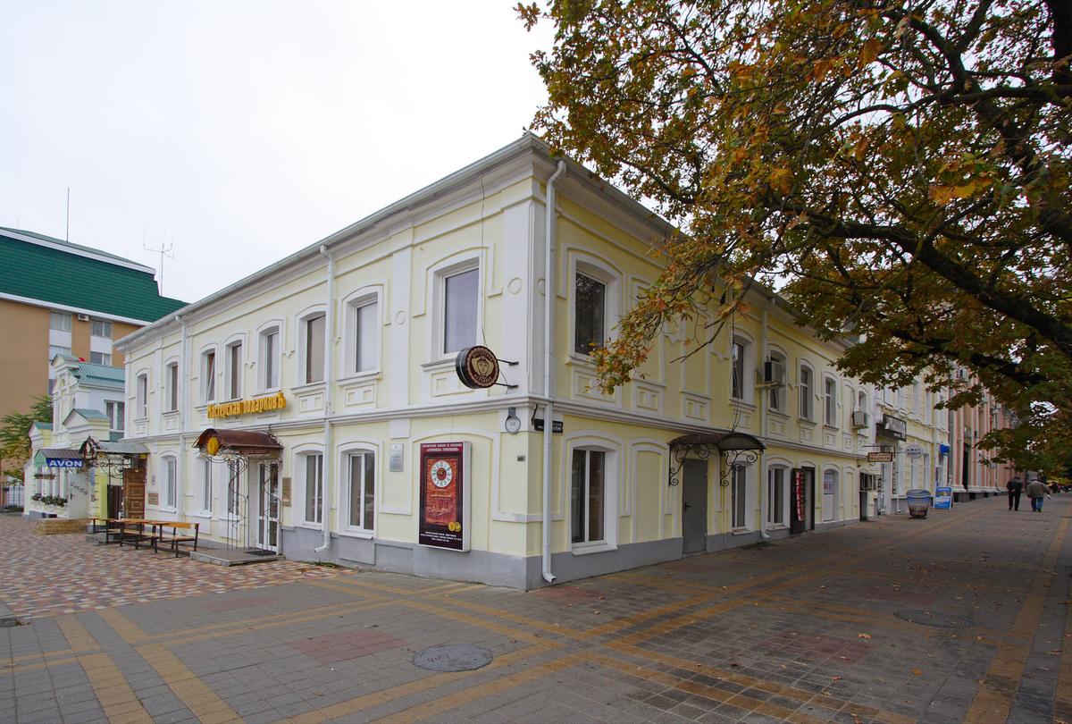 В поселке Новотерском 30-летний 2-этажный дом покрыли новой кровлей