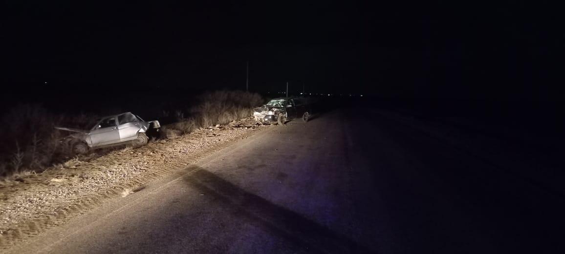 В Левокумском округе в поломанную машину на обочине врезался другой автомобиль