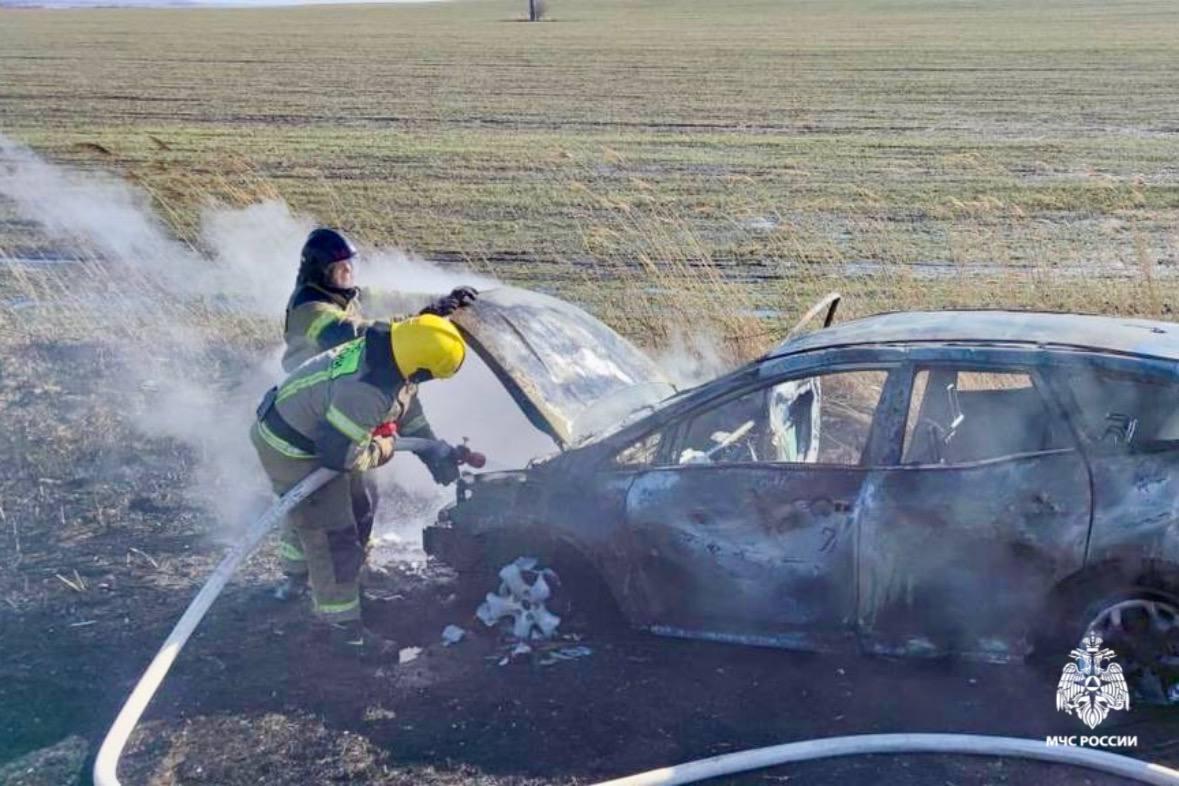 Ставропольские пожарные потушили автомобиль, загоревшийся на дороге