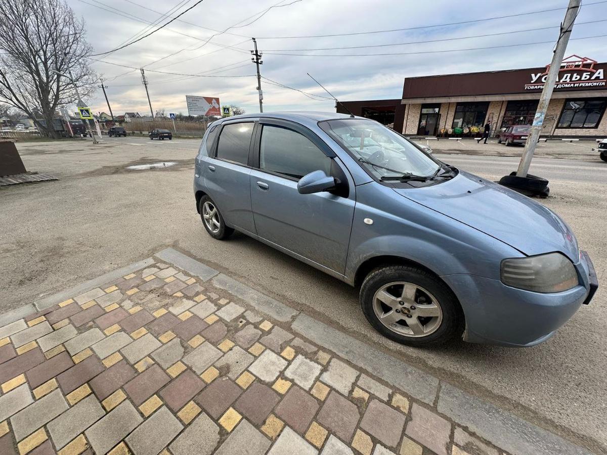 В Новоалександровске автомобиль наехал на подростка на тротуаре