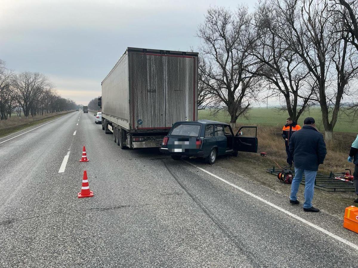 В Красногвардейском округе пожилой автомобилист въехал в грузовик и погиб