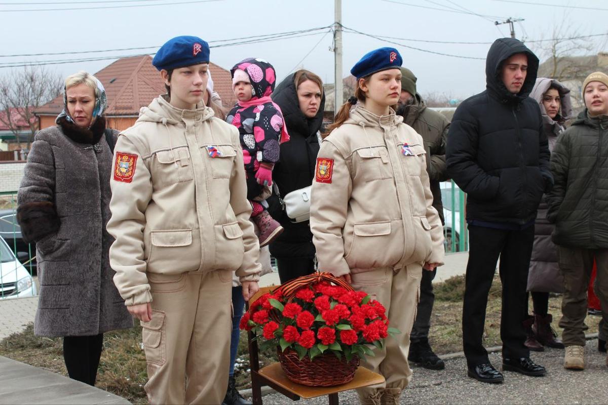 Погибшему в зоне СВО Герою в школе хутора Красный Пахарь посвятили памятную доску