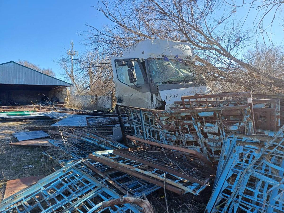 В Красногвардейском округе грузовик без тормозов протаранил строительную базу