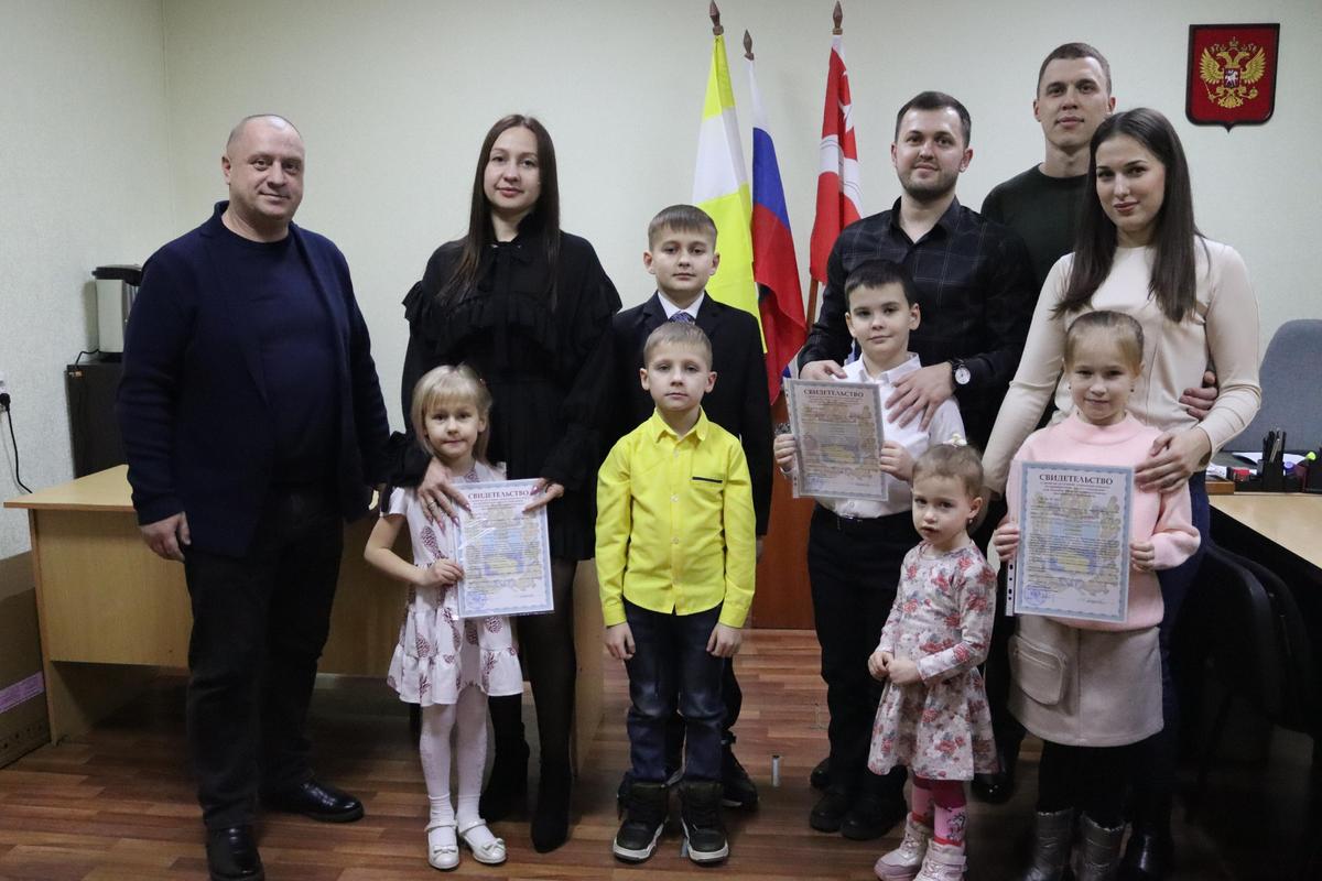 В Советском округе молодые семьи получили жилищные сертификаты