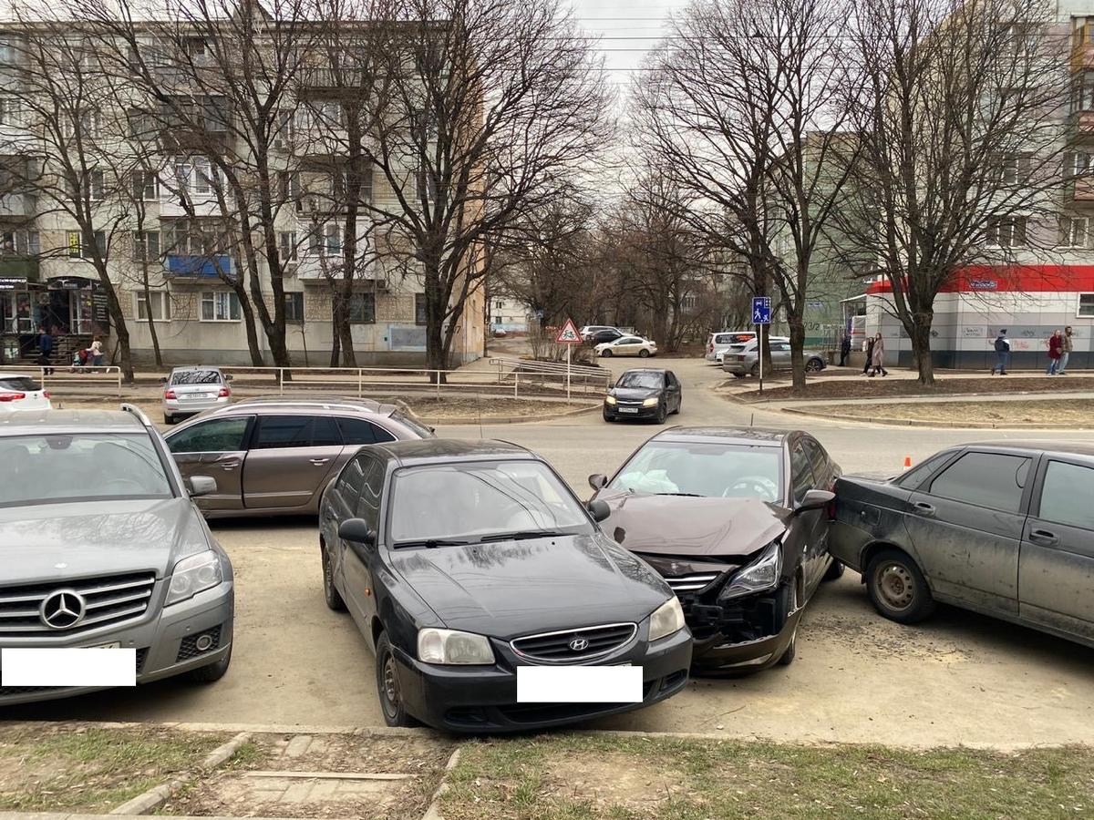 На юге Ставрополя в понедельник столкнулись 4 автомобиля