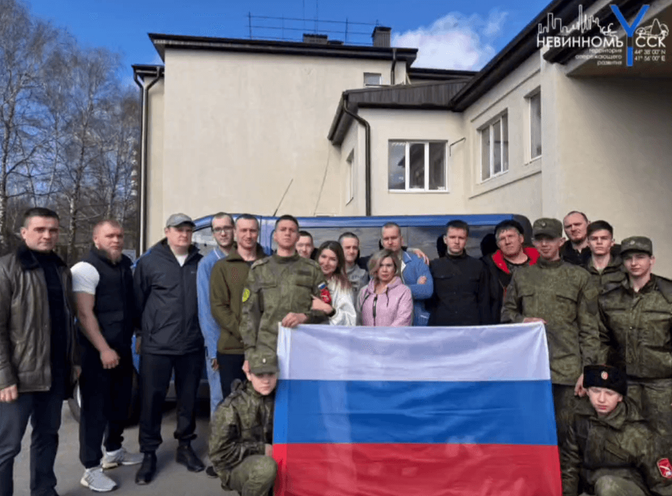 В Невинномысске школьники пришли в военный госпиталь с подарками бойцам СВО