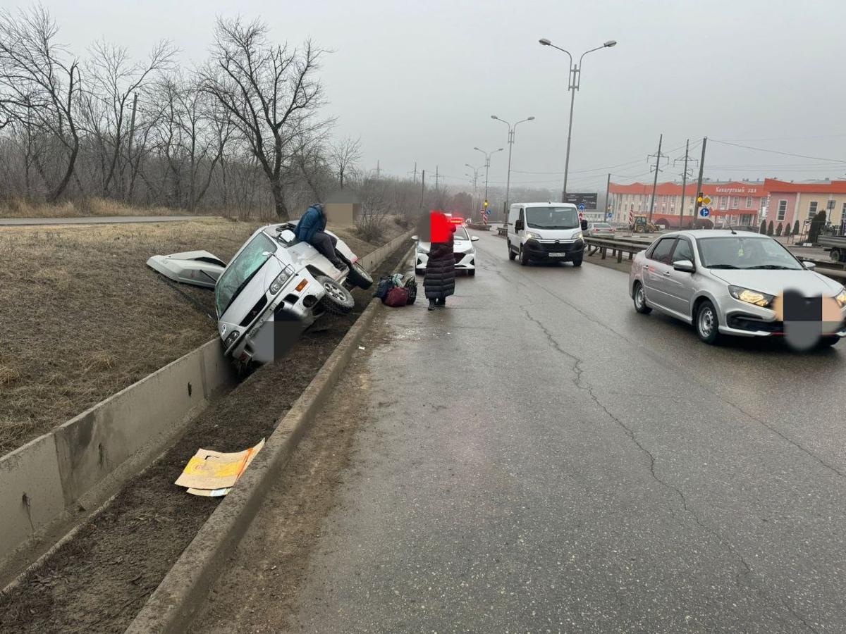 Машина с ехавшей на экскурсию в КБР группой упала в дренажный канал в Пятигорске