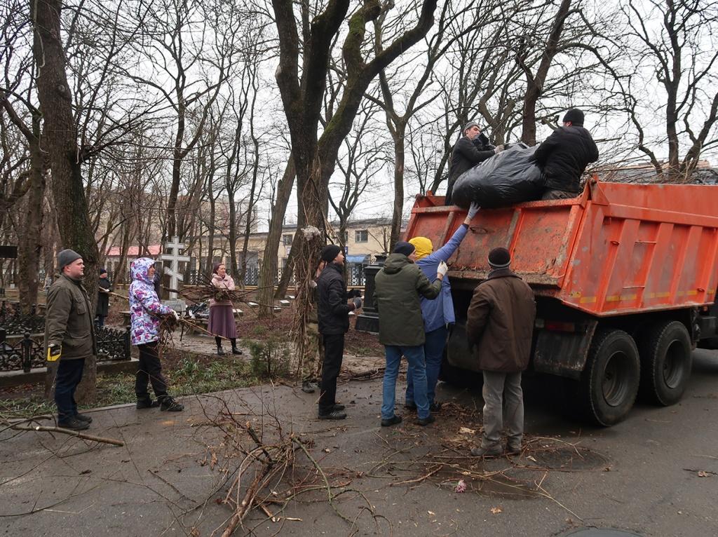 Сотрудники ставропольского музея провели субботник на Успенском кладбище