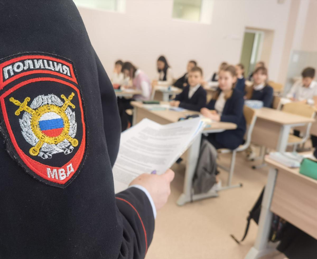В Кировском округе полицейские предостерегли студентов от наркопреступлений