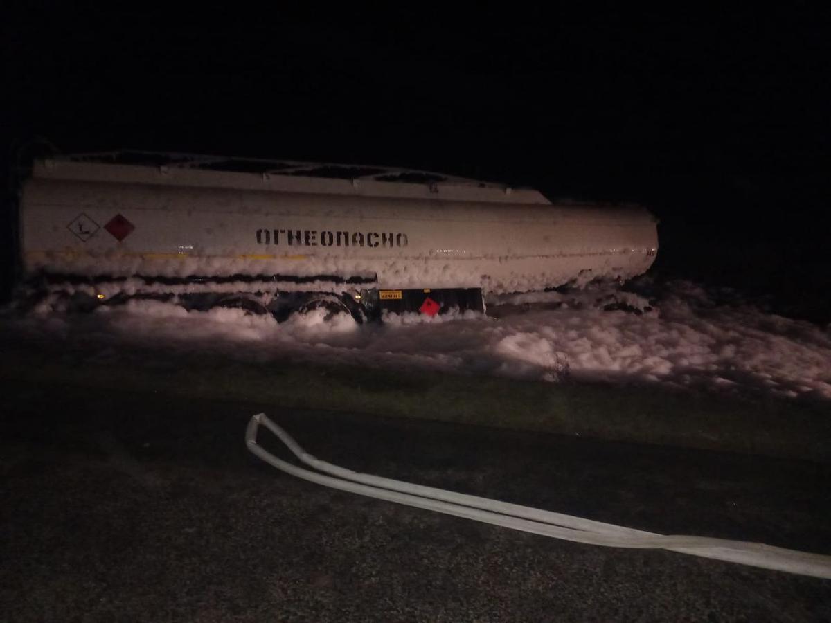 На Ставрополье водитель-новичок из Узбекистана врезался в бензовоз и погиб