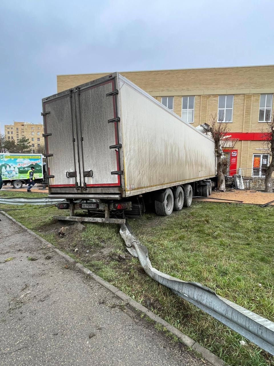 В Железноводске груженная лесом фура протаранила сетевой супермаркет