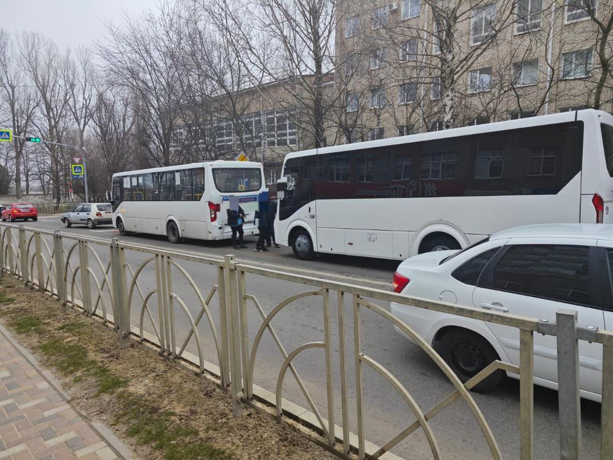 Два пассажирских автобуса попутно столкнулись в Ставрополе