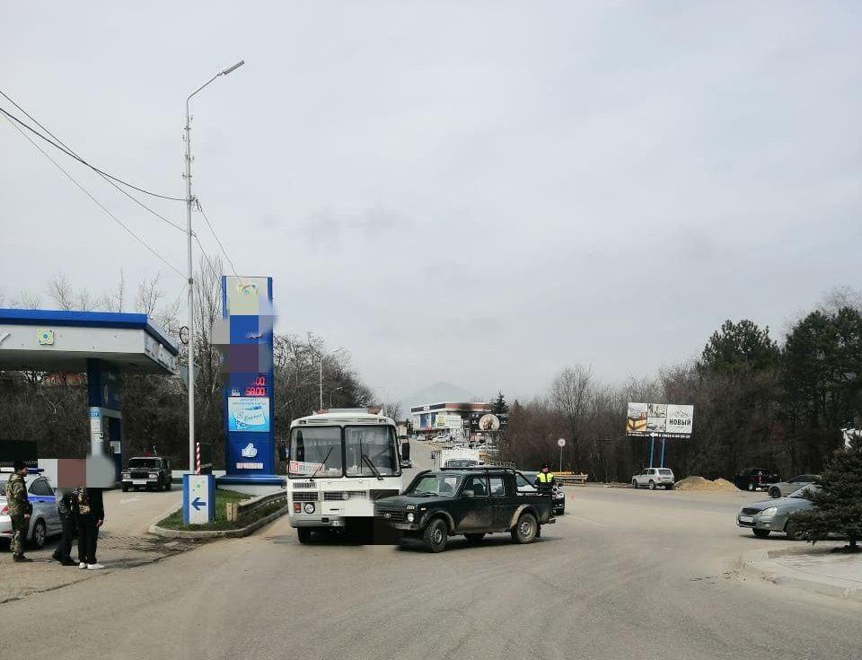 В Пятигорске при столкновении автобуса с внедорожником руку поломала пенсионерка