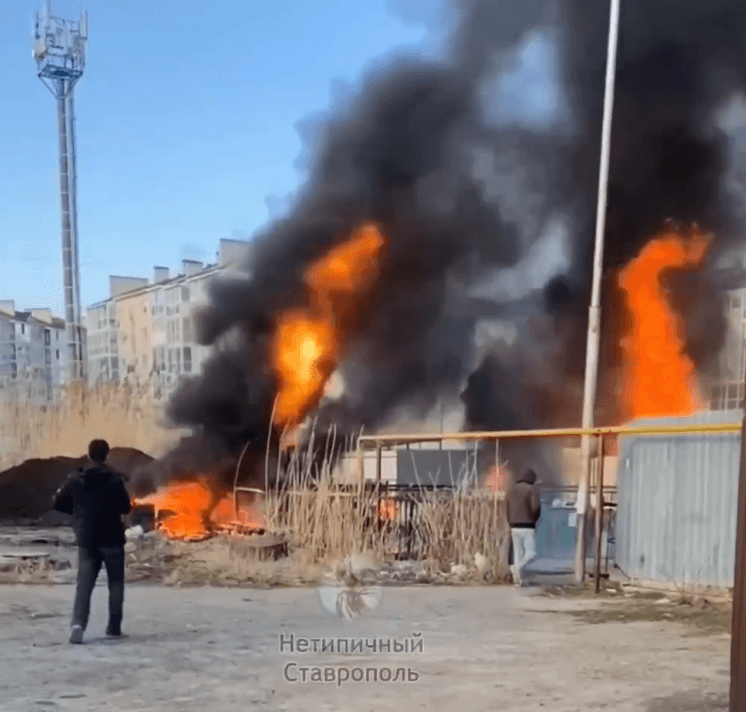 Пожар прямо около газовой трубы случился рядом с ЖК «Радуга» в Ставрополе