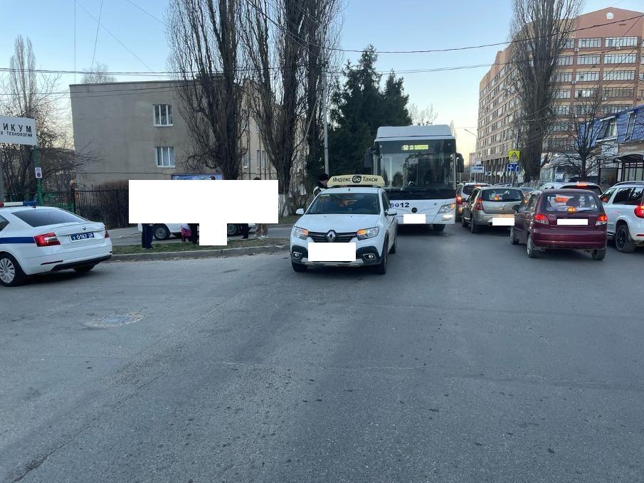 Школьница при попытке перебежать дорогу вне зебры попала под машину в Ставрополе