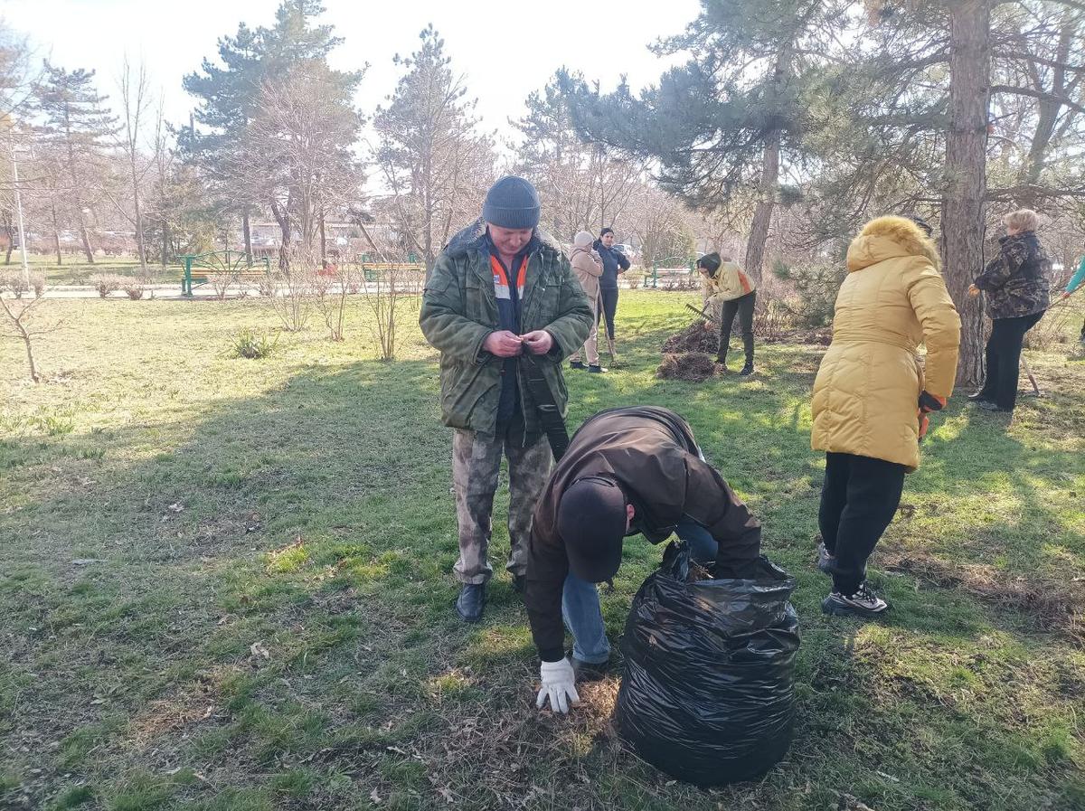 В Ипатовском округе сезон субботников открылся масштабной очисткой территории