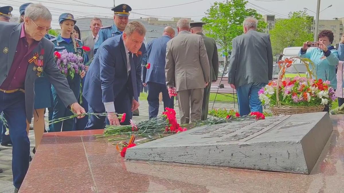 У памятника чернобыльцам возложили цветы в память о ликвидаторах аварии