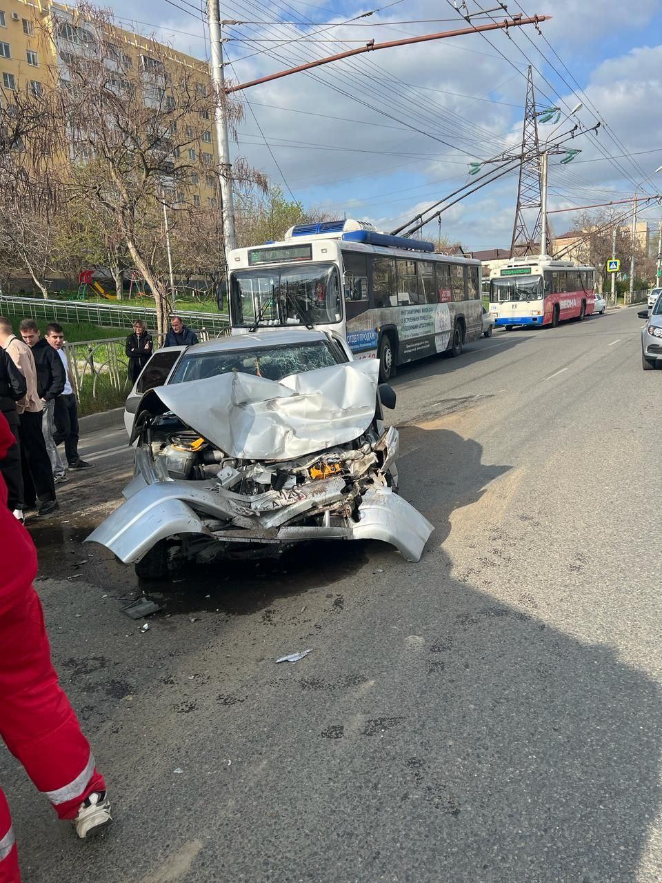 В Ставрополе 18-летний водитель врезался на тонированной «десятке» в автобус