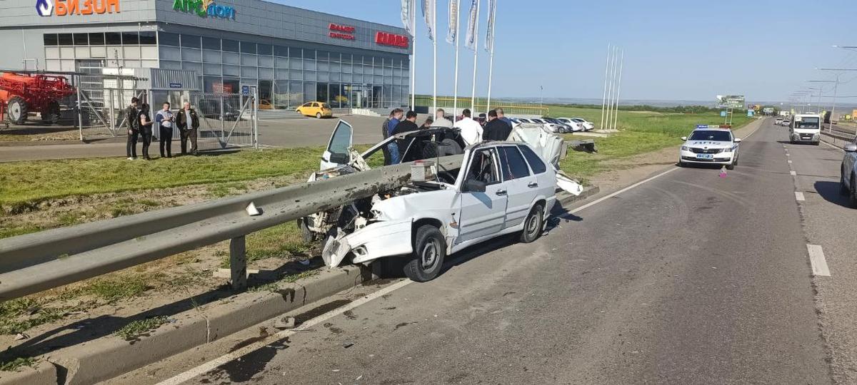 Уставший водитель протаранил ограждение на Старомарьевском шоссе в Ставрополе