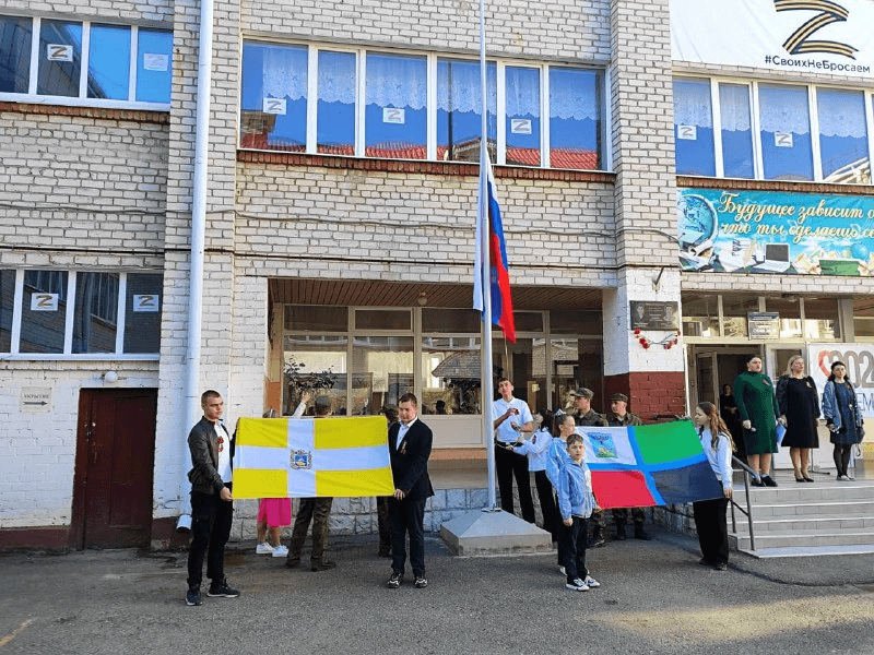 На линейке в 15-й школе Невинномысска вывесили флаг Белгородской области