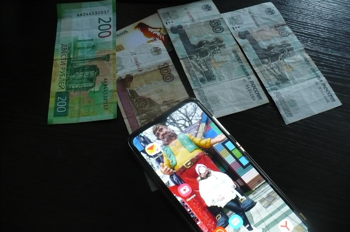 Жительница Левокумья обналичила с карты 76-летнего знакомого 100 тысяч рублей