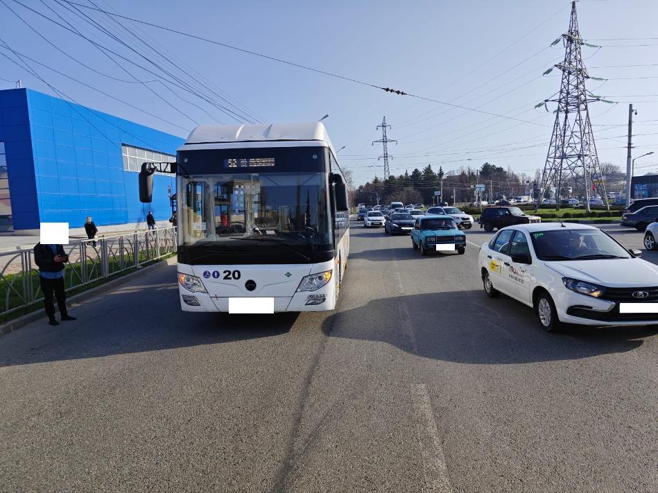 В Ставрополе женщина упала под автобус при попытке заскочить в него в движении