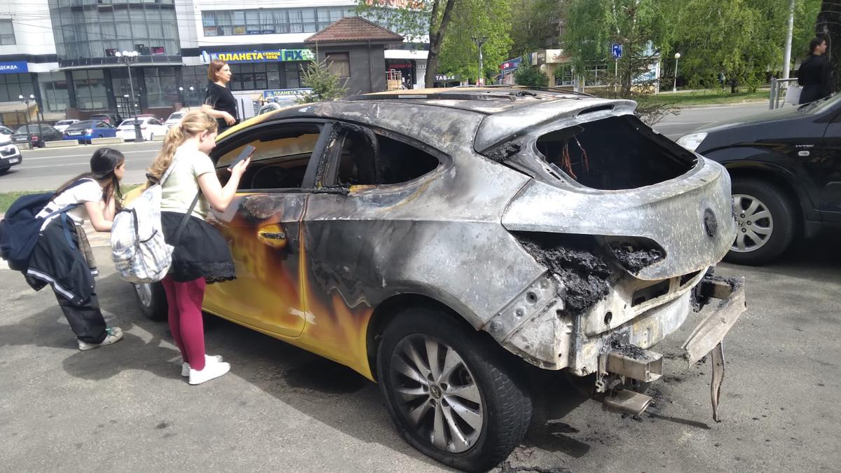 Сгоревшие рядом с веломагазином в Ставрополе машины стали фотозоной для  прохожих | Новости | Вечерний Ставрополь