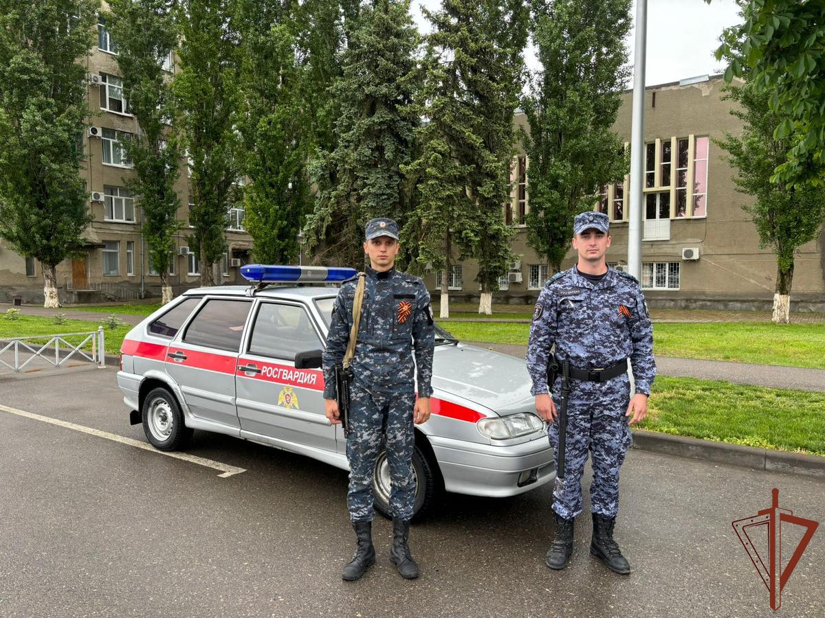 Росгвардейцы Ставрополья оказали первую помощь мужчине с ножевым ранением