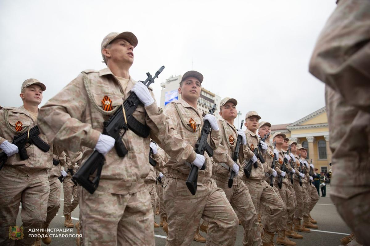 Парадным маршем по площади в Ставрополе прошли участники СВО