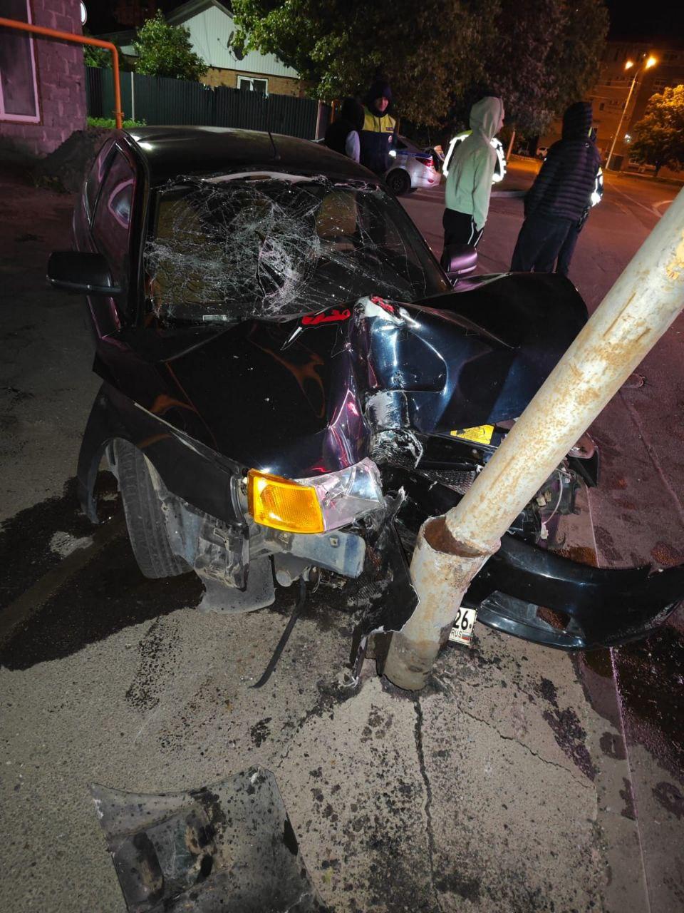 В Ставрополе водитель-бесправник во время ночных катаний врезался в столб