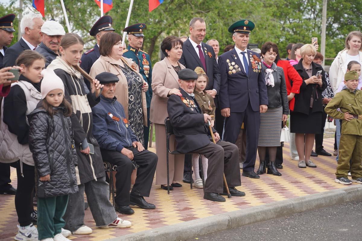 В Андроповском округе парад Победы у своего дома встречал 100-летний ветеран