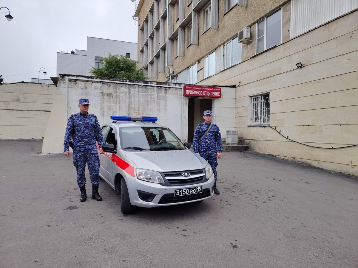 В Кисловодске росгвардейцы помогли женщине, укушенной собакой