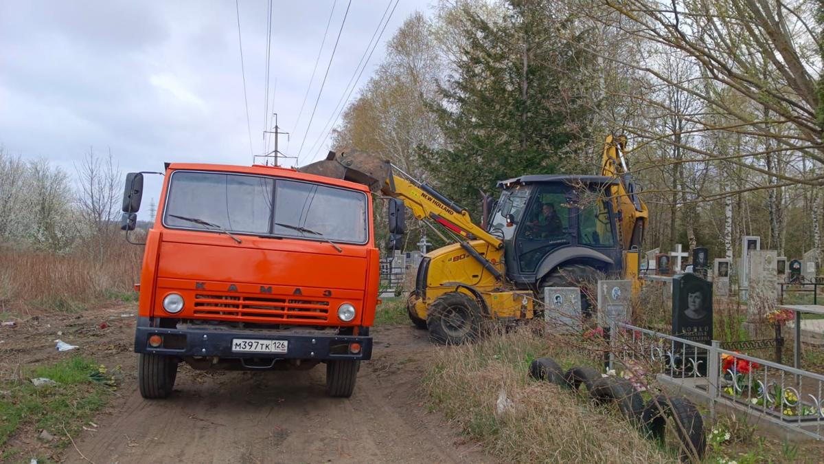 В Ставрополе перед праздниками с кладбищ вывезли 850 тонн мусора