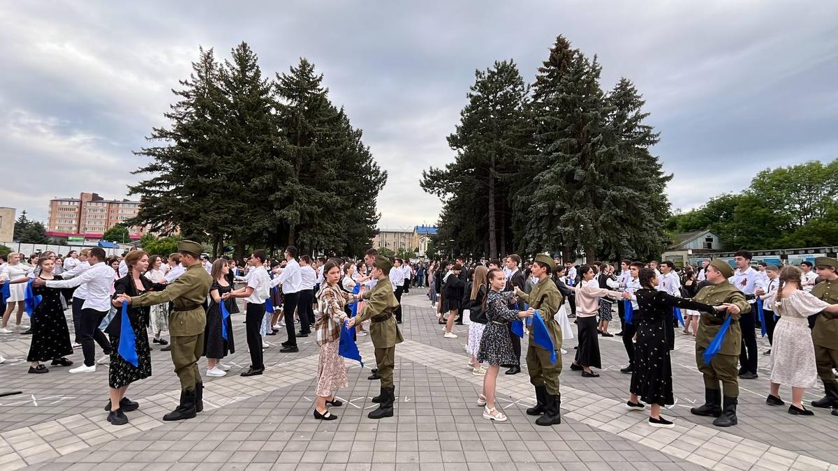Школьники Предгорья исполнили массовый танец «Синий платочек»