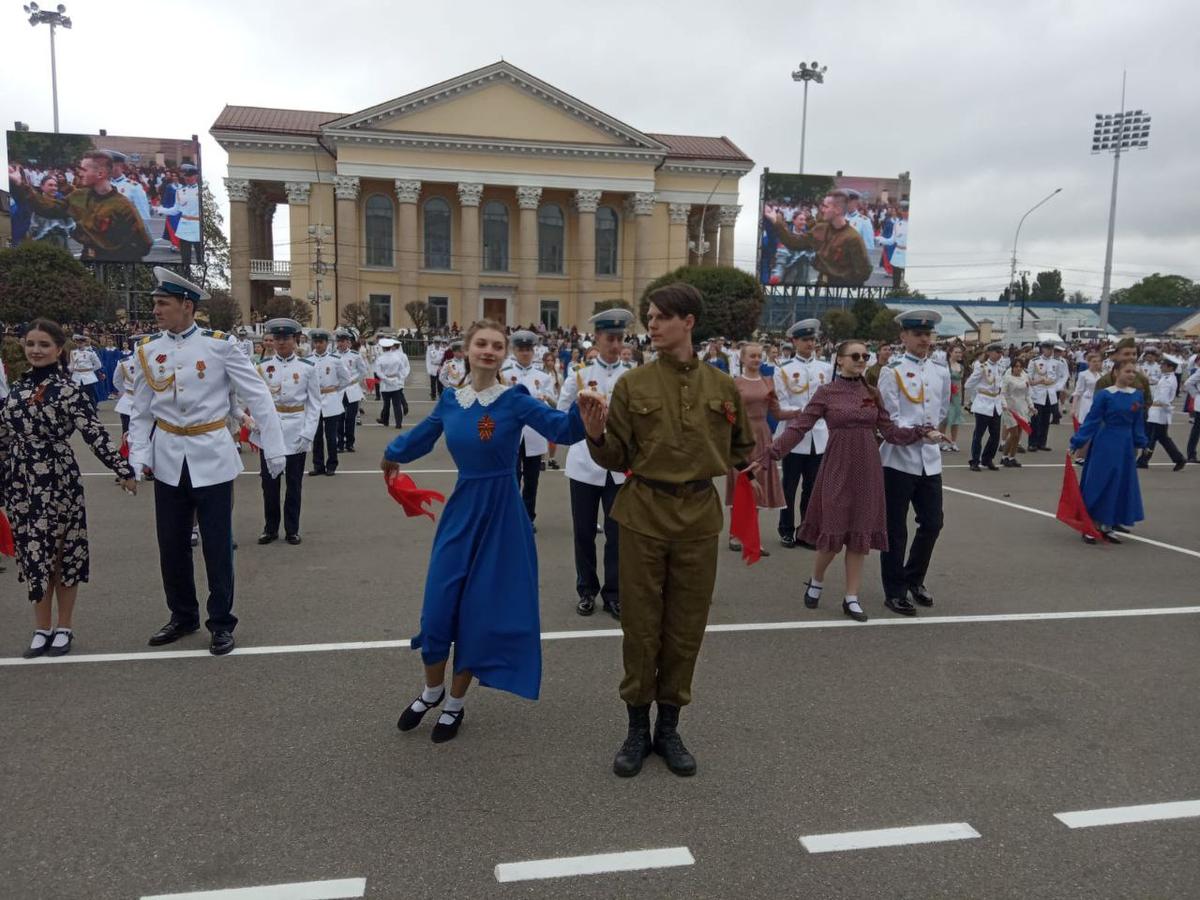 В центре Ставрополя пронесли огромное Знамя Победы и станцевали вальс Победы