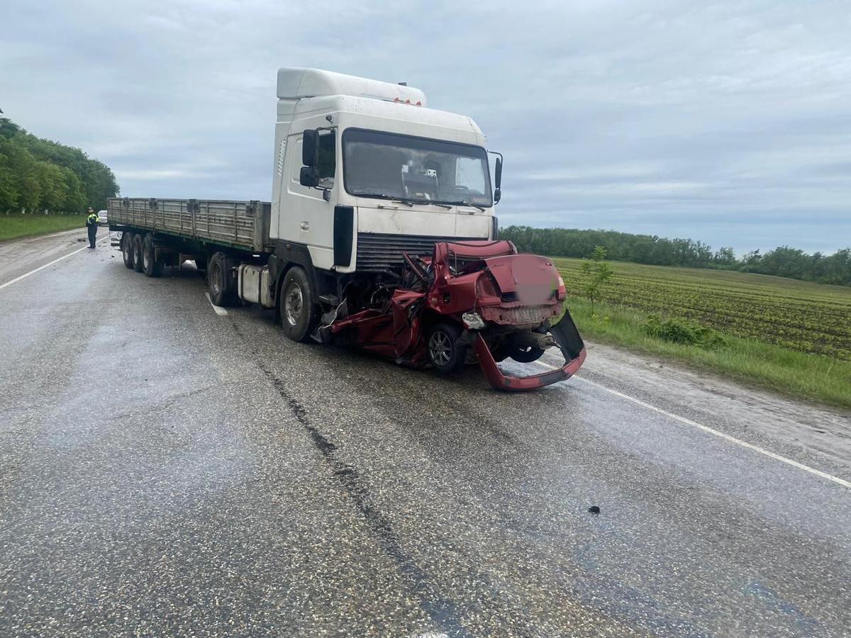 В Александровском округе погиб водитель легковой иномарки, выскочив под грузовик