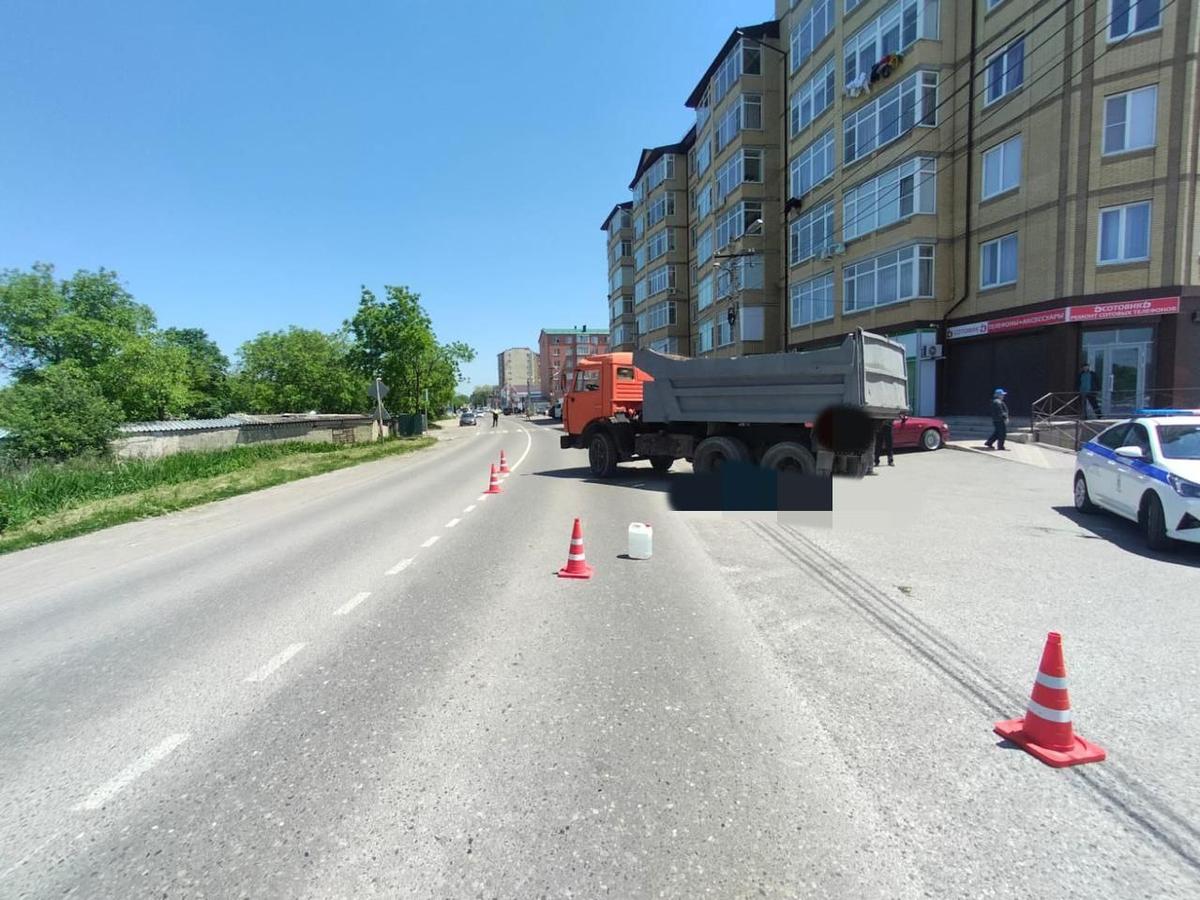 В Предгорном округе водитель «КамАЗа» насмерть задавил пожилую женщину