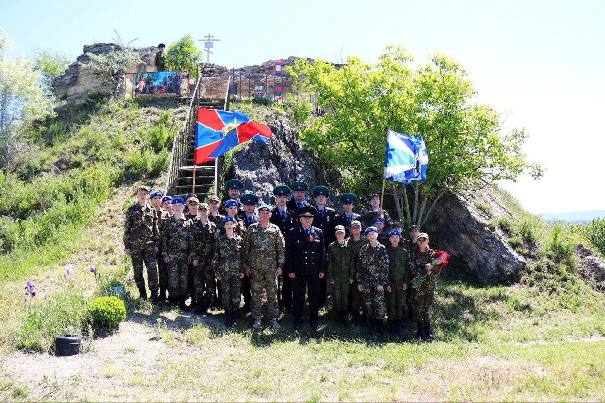 Курсанты и кадеты почтили память воина-пограничника Евгения Родионова