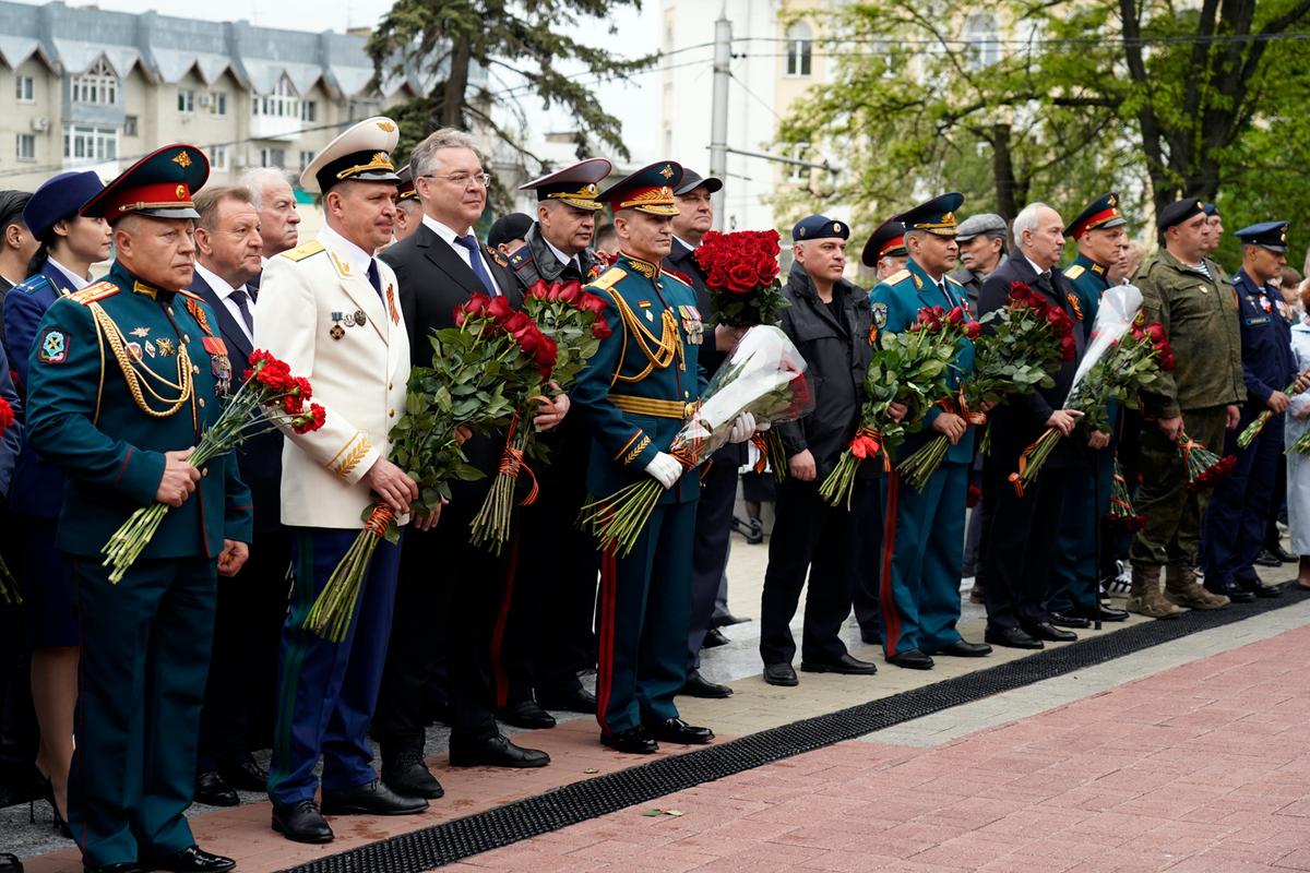 В День Победы в Ставрополе возложили живые цветы к главному мемориалу