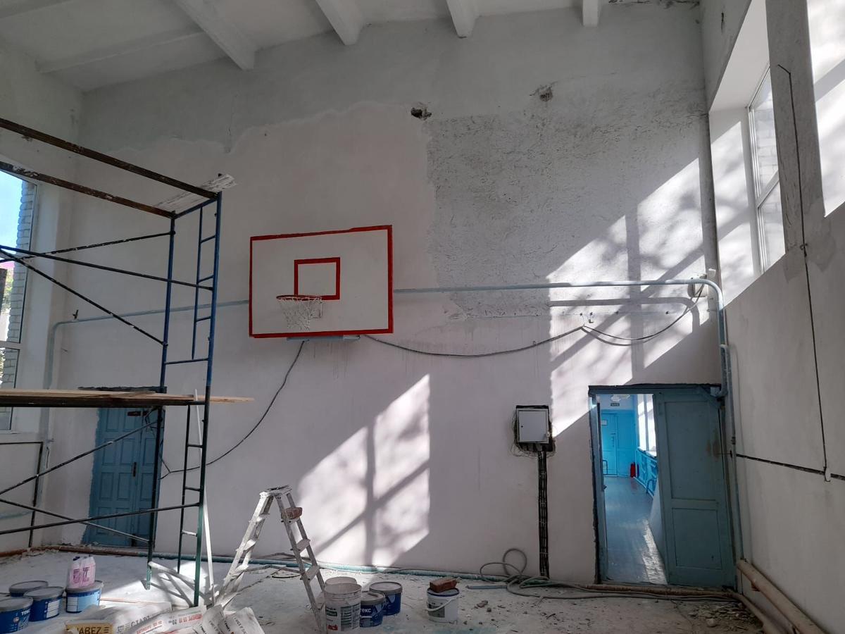 В школе поселка Нижнезольский на Ставрополье продолжается ремонт спортзала