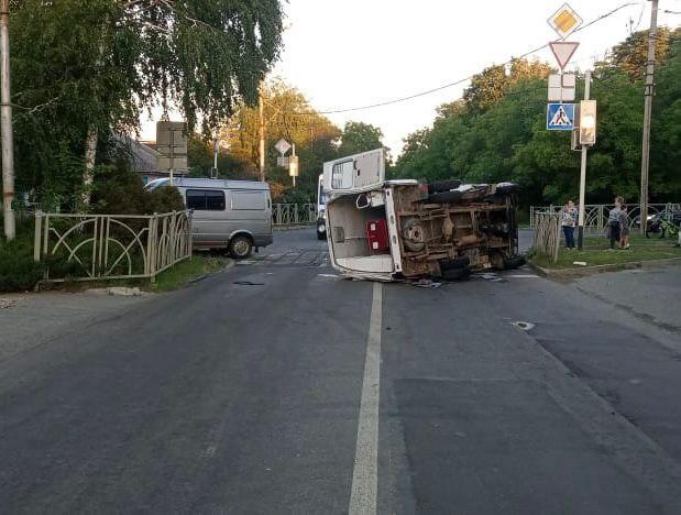 Юный водитель не пропустил «Скорую» в Ставрополе, от удара машина перевернулась