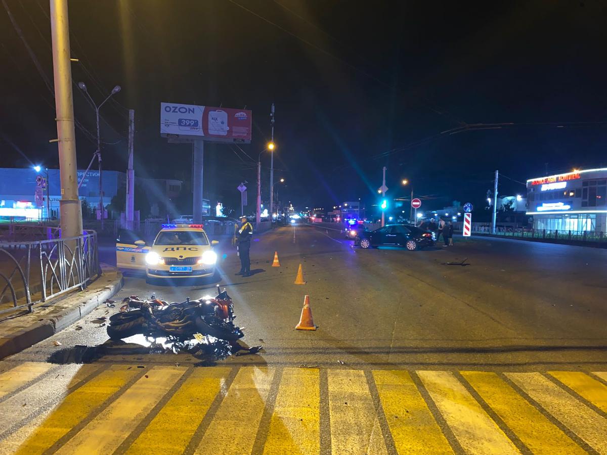 В Ставрополе столкнулись автомобиль и мотоцикл